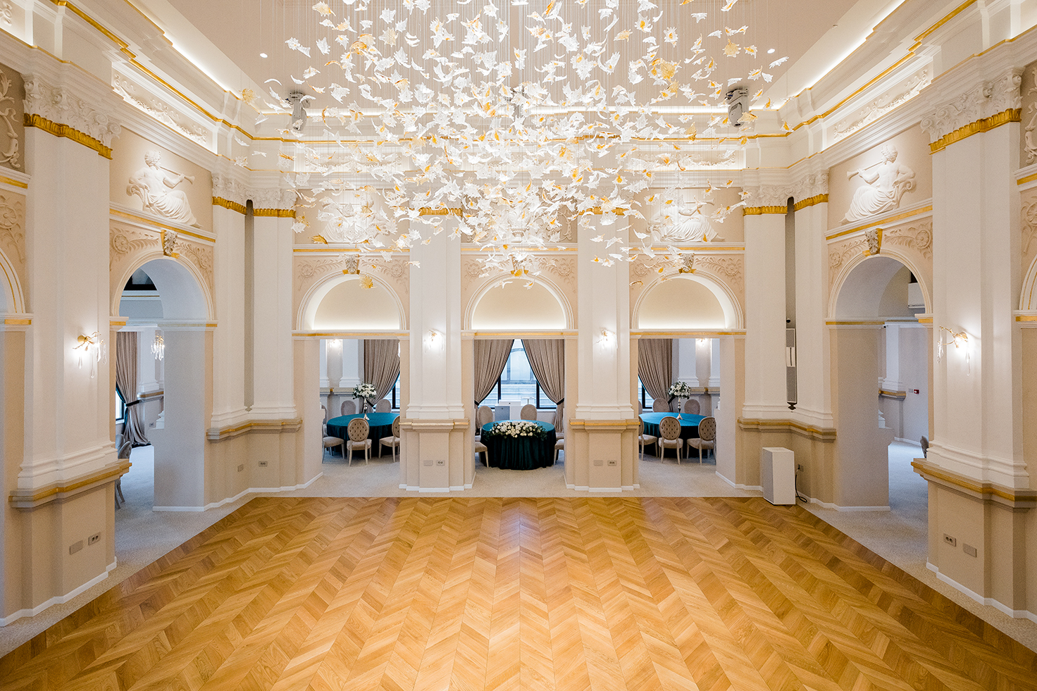 Main hall of Vechiul Cazinou in Arad, with decorative arches, gold details and parquet flooring